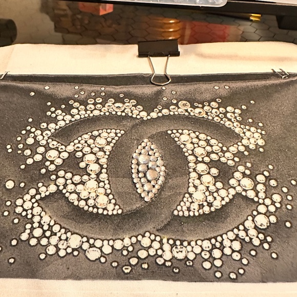 (((TSHIRT))) ANY SIZE tshirt with Rhinestone Clutch Design - Picture 1 of 3